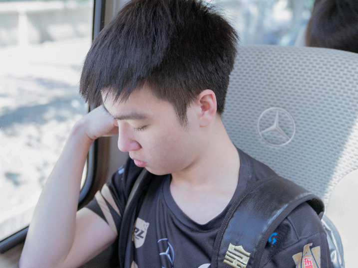 KAIYUN SPORTS官网-TheShy在快船比赛中重返赛场，战术调整引发热议！气势如虹延续(快船队比赛录像回放)