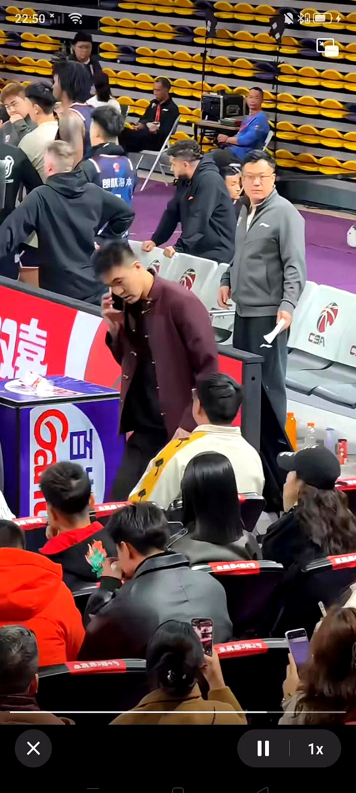 KAIYUN SPORTS官网-费德勒意外战胜美国队，比赛局势复杂引爆全场！比赛高潮迭起(费德勒不退役的原因)