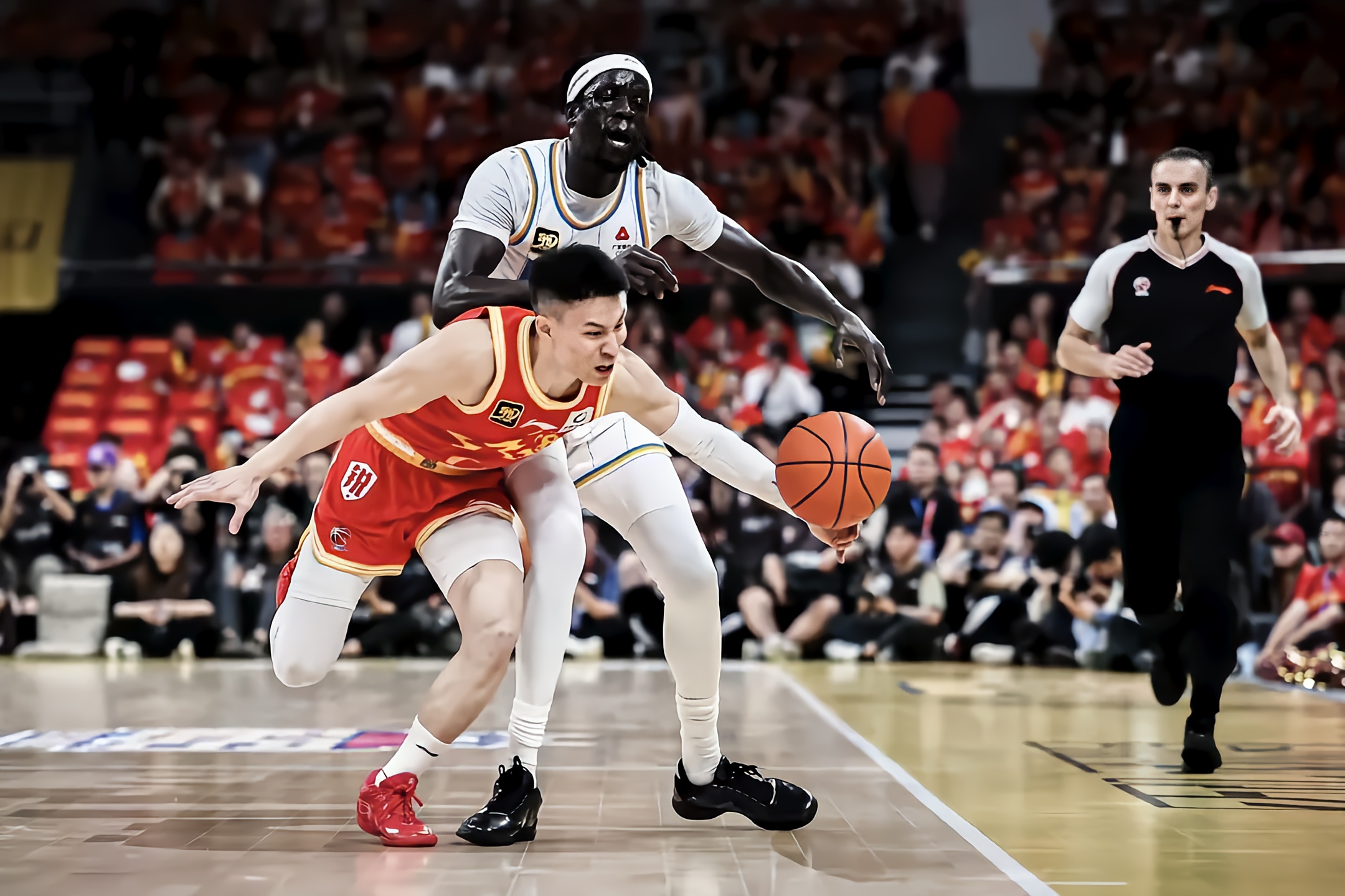 欧篮联赛程吃紧，北京首钢加时末段绝杀压哨，球迷炸锅，身体对抗强度拉满的简单介绍